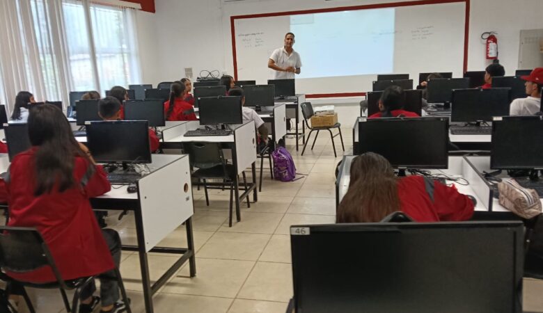 Capacita CECA en Prevención del Suicidio a líderes del programa Club de Paz del COBAQ 