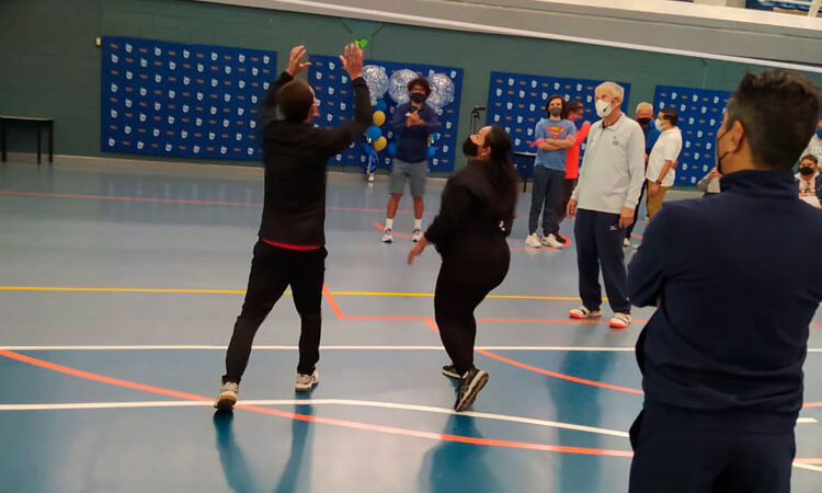 Entrenadores de vóleibol participan en clínica con profesionales a nivel internacional