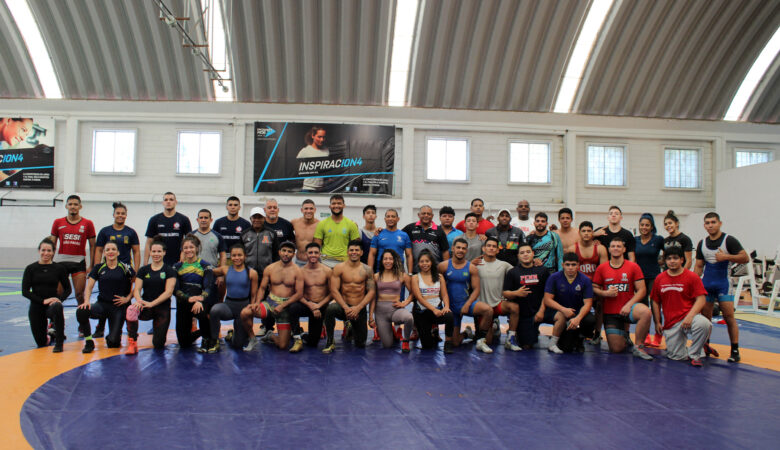 Luchadores brasileños y puertorriqueños entrenan en Querétaro