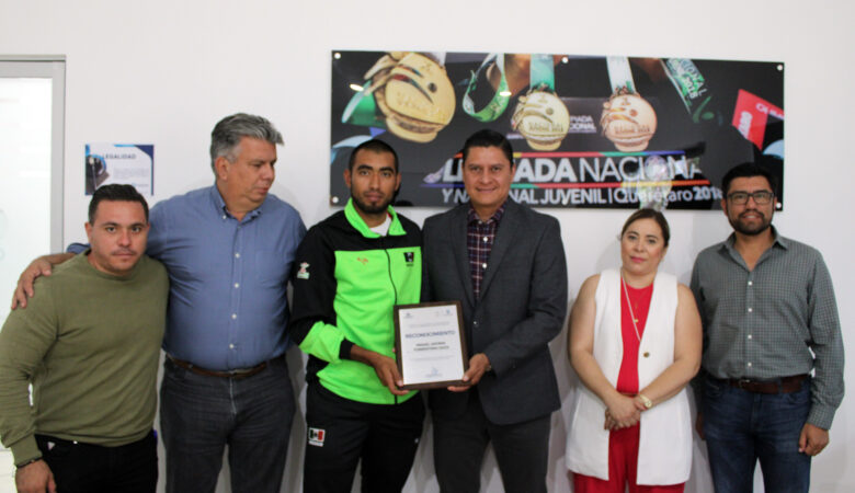 Director general del INDEREQ entrega reconocimientos a atletas queretanos sordolímpicos.