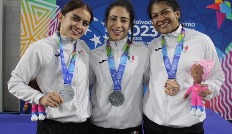 Regresan luchadoras con medallas centroamericanas