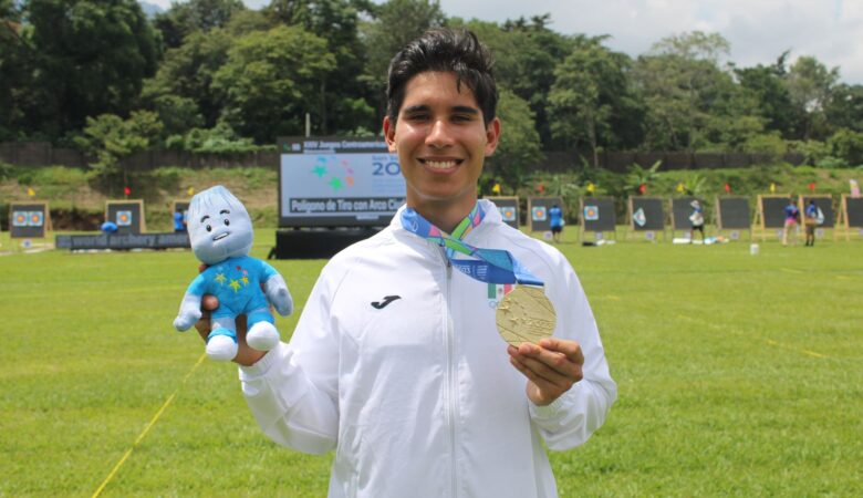 ¡Flechas doradas! El arquero Carlos Rojas es campeón centroamericano en tiro con arco por equipo.