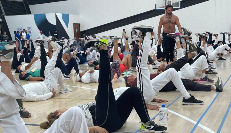Más de 400 adultos mayores participaron en clase masiva de Yoga