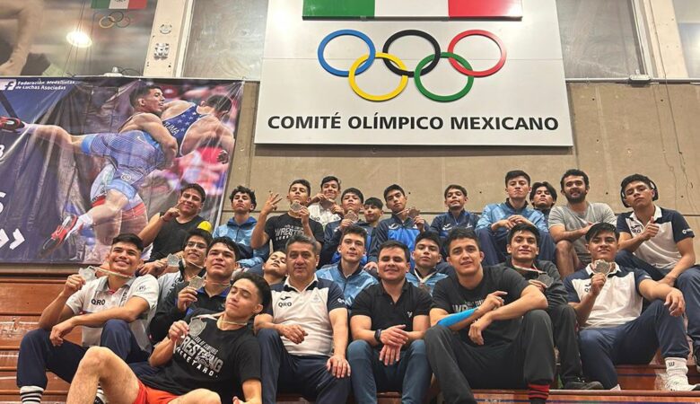 Logra equipo de lucha múltiples medallas en Ciudad de México