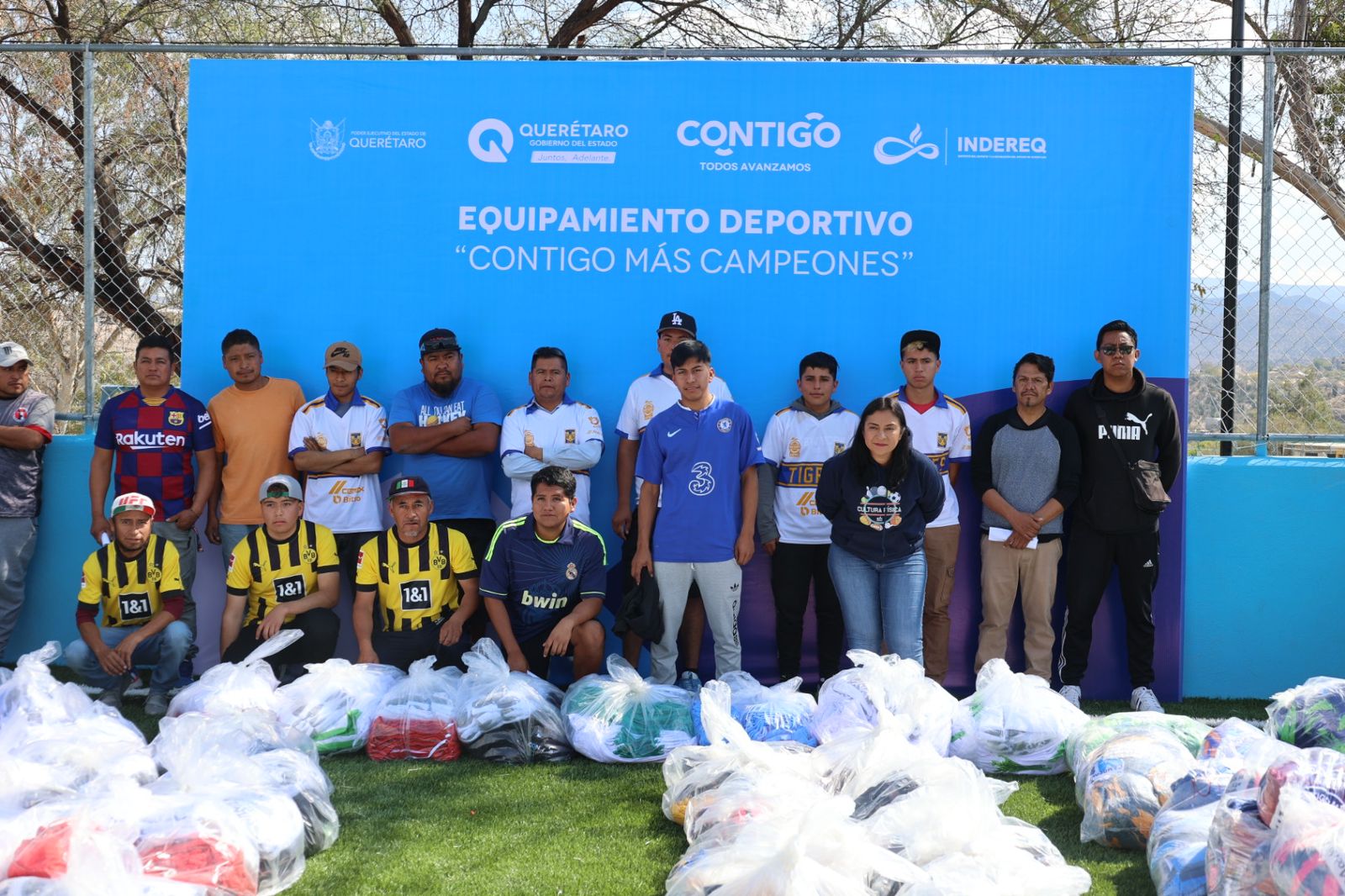 Entregan cancha de fútbol rápido y material deportivo en Tolimán